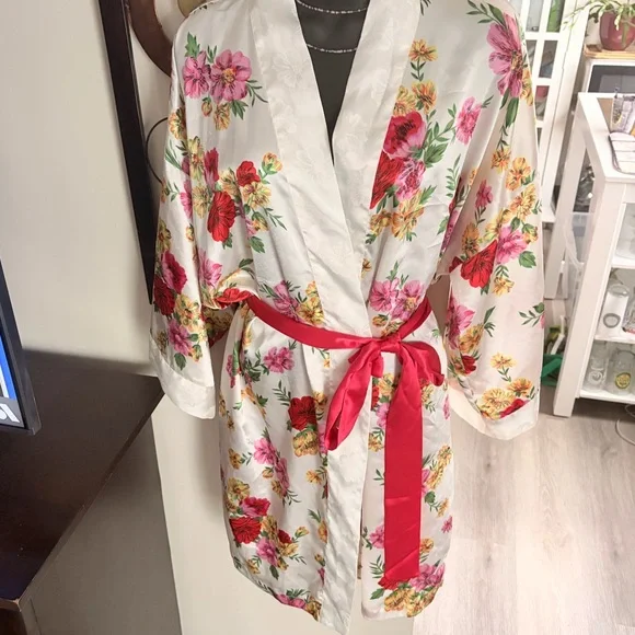 Victorias Secret Womens OSFM Robe Vintage Ivory Satin Floral Kimono Gold Label - Picture 10 of 10